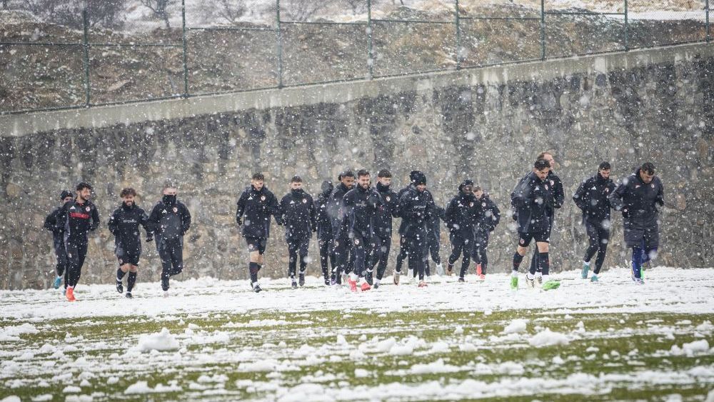 Gaziantep FK kar altında çalıştı